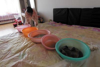 罗田楼上漏水，住户失联，小区没物管，业主维权难！律师来支招……